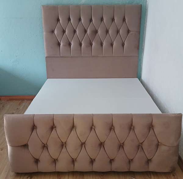 Chesterfield 54" Floorstanding headboard & base with matching footboard (mattress not included)