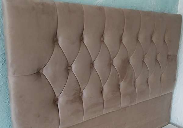 Chesterfield 54" Floorstanding headboard & base with matching footboard (mattress not included) - Image 2