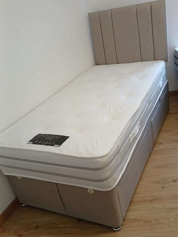 Single Oxford divan set with free 26 inch headboard and drawers.