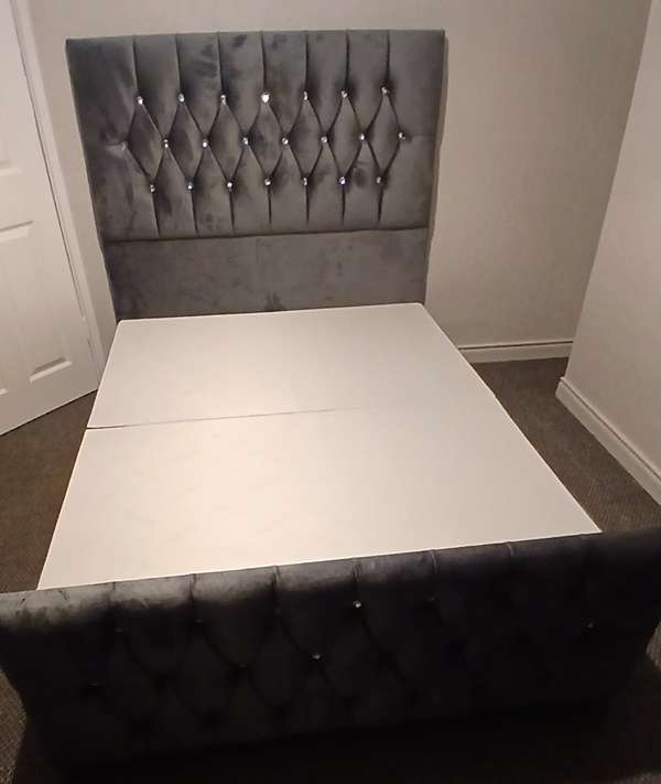 Chesterfield Diamante 54" floorstanding headboard & footboard (Mattress not included)