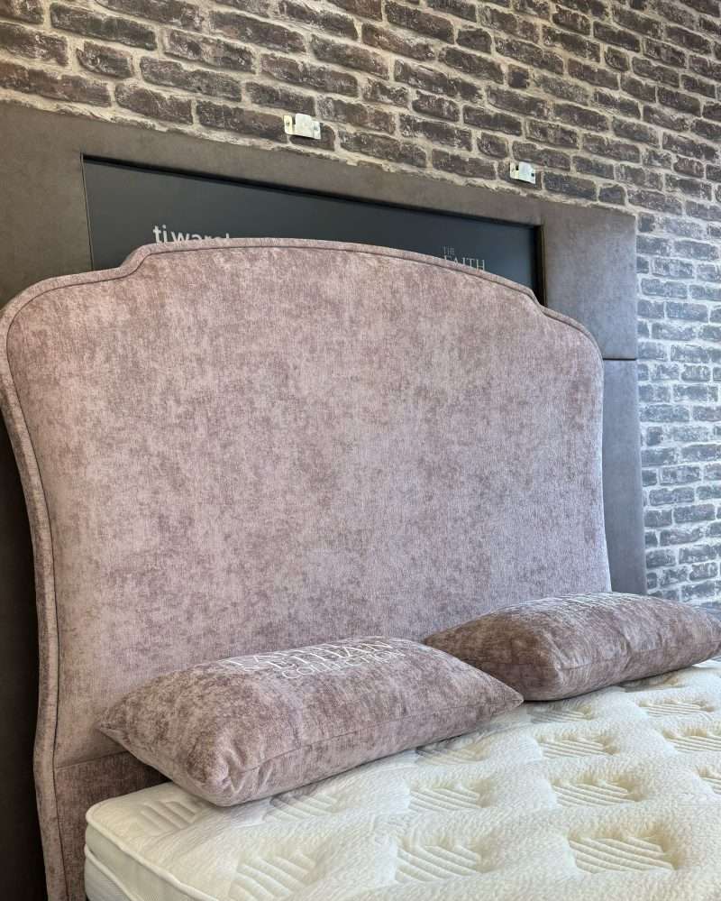 Murcia Floorstanding 56" & matching Casino Base with legs (Mattress not included) - Image 2